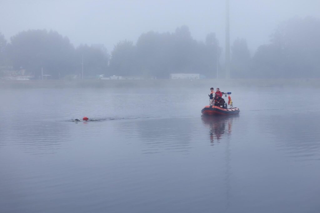 Po 33 godzinach spędzonych w wodzie bez snu, przepłynąłem 80 km wpław…