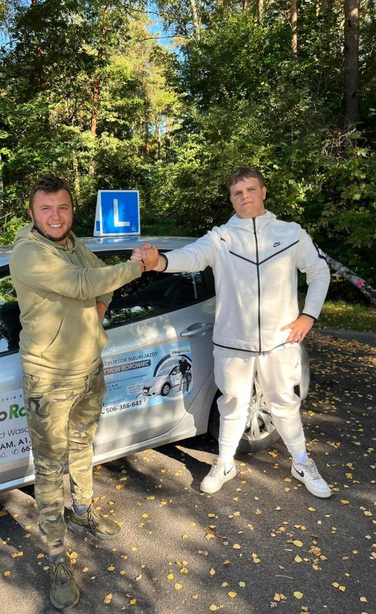 Kursant szkoły jazdy Biłgoraj z instruktorem przy aucie szkoleniowym
