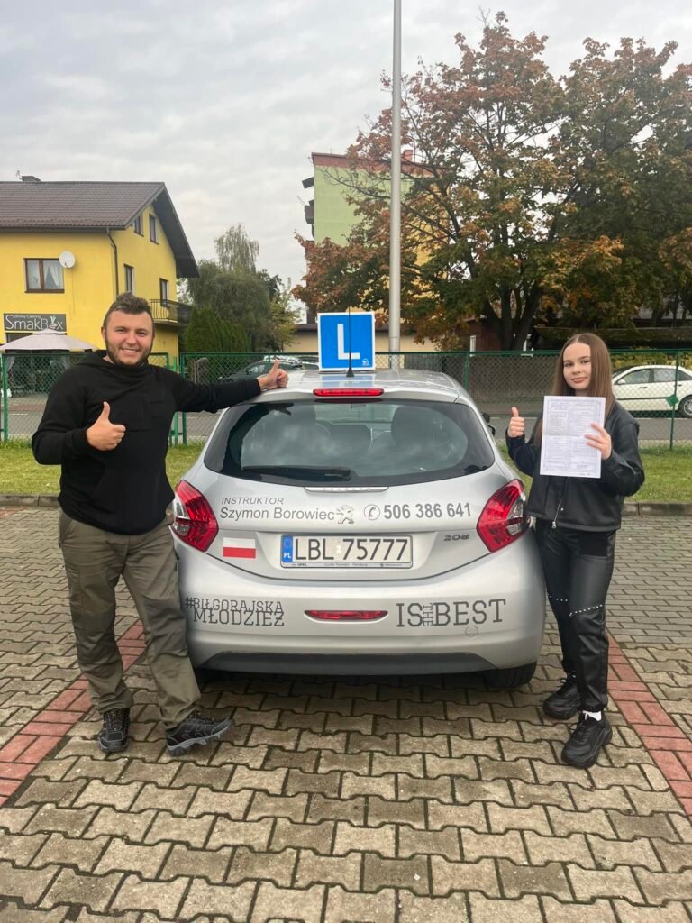 Instruktor nauki jazdy Szymon Borowiec i kursantka przy aucie z L, Biłgoraj